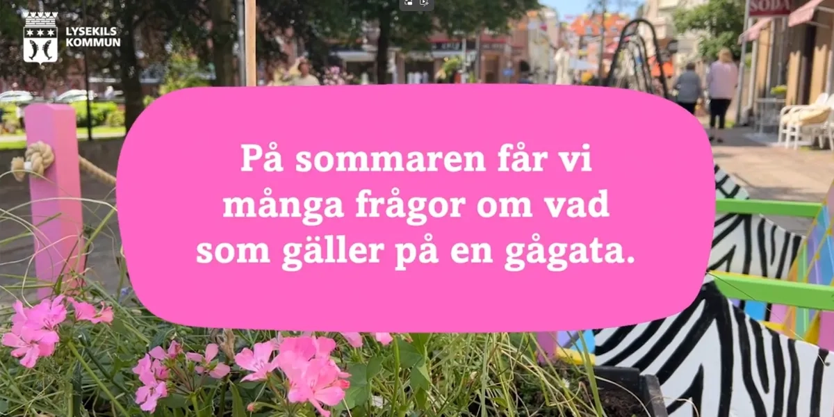 En rosa pratbubbla som sitter på en bänk.
