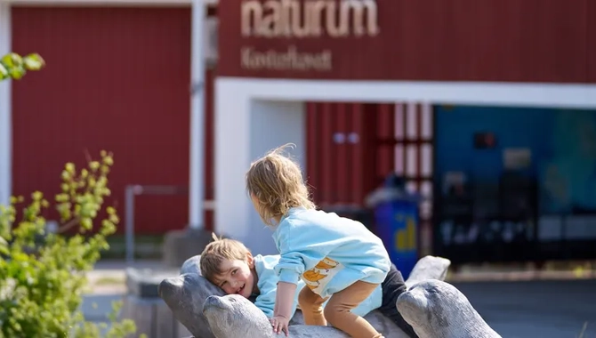 Barn leker utanför naturum Kosterhavet