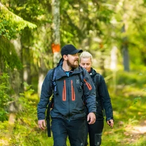 Två personer på vandringsleden Västra Vätterleden i Hjo.