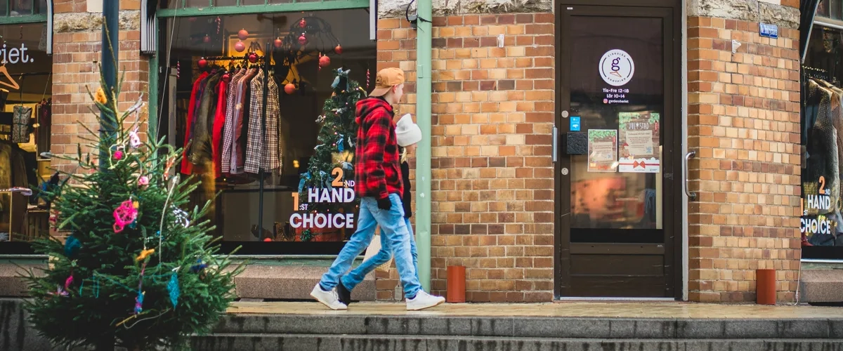 Två personer som går utanför en butik
