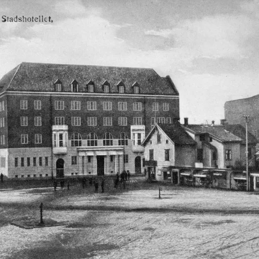 Ett svartvitt foto av en gammal byggnad.