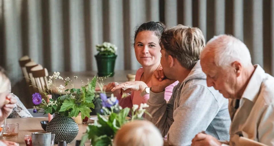 Människor som umgås i en boendemiljö.