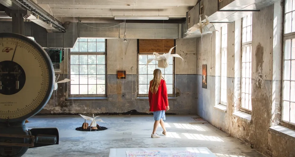 Kvinna i en konsthall.