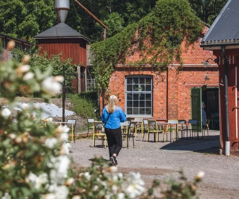 Brukslokal med träbord och stolar.