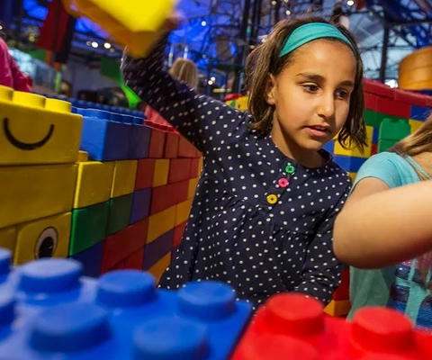 Barn som leker med legoklossar hos Innovatum Science Center