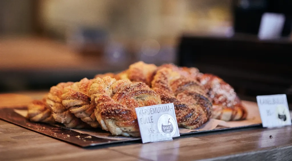 En massa mat som står på ett bord.