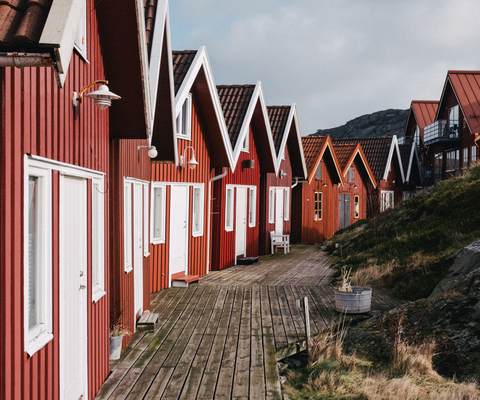 Röda sjöbodar hos Björholmen Hotell & Restaurang