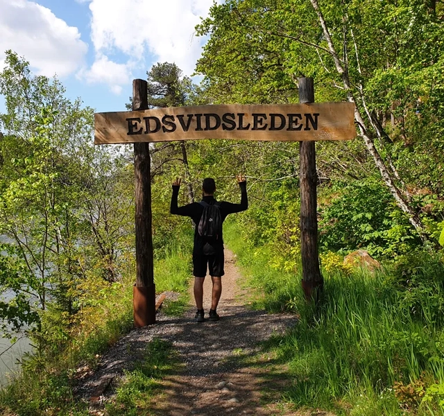 Skylt Edsvidsleden med person