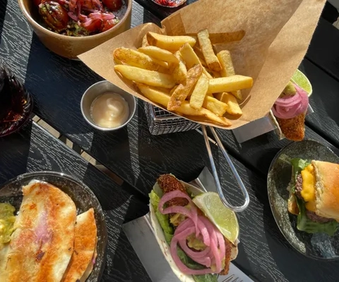 Ett bord med tallrikar med mat och en smörgås.