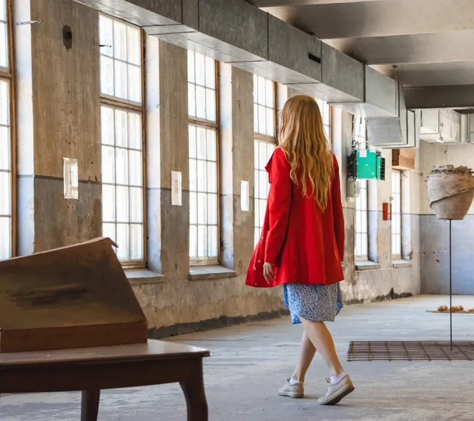 Kvinna i en konsthall.