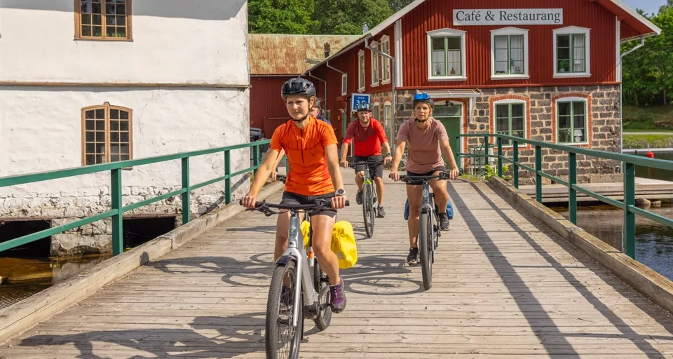 Cyklister vid Gustavsfors Bruk.