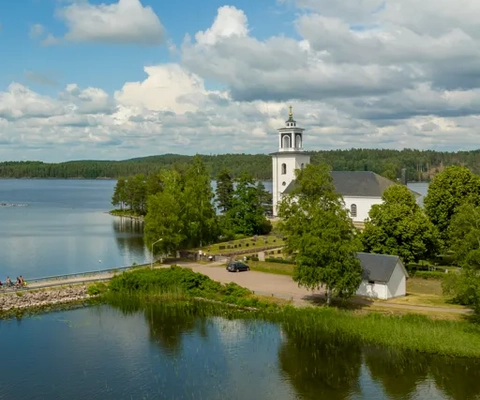 En kyrka på en ö i en sjö.