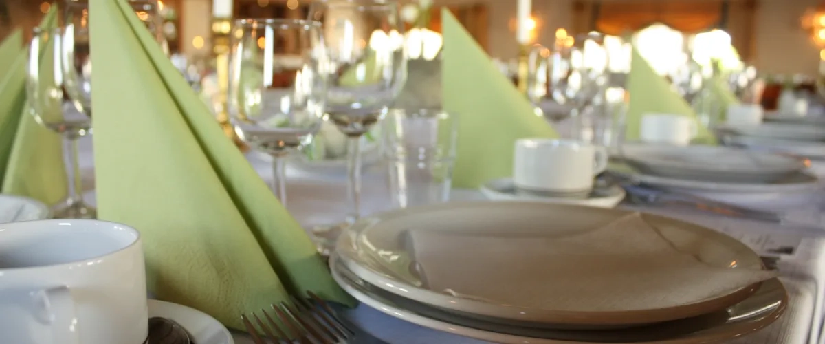 Ett uppdukat festbord.