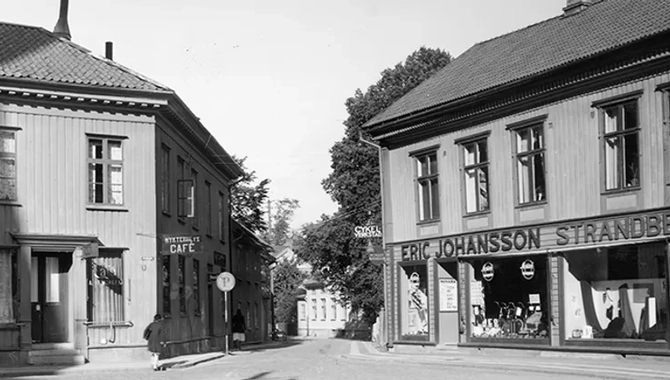 Gammalt foto på Malmgatan i Skara med butiker och café