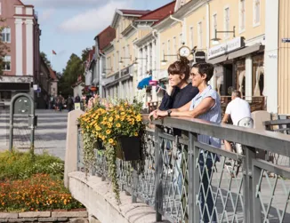 Två kvinnor flanerar i Alingsås.