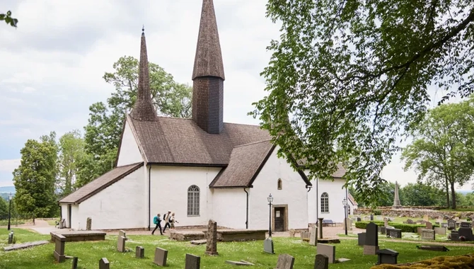 Människor som vandrar vid Kungslena kyrka.