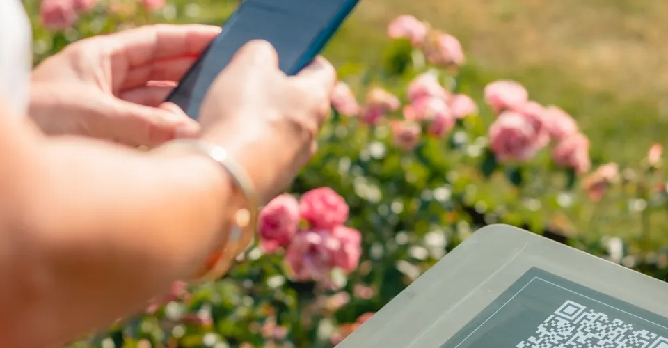 Person som skannar en qr-kod på en skylt.