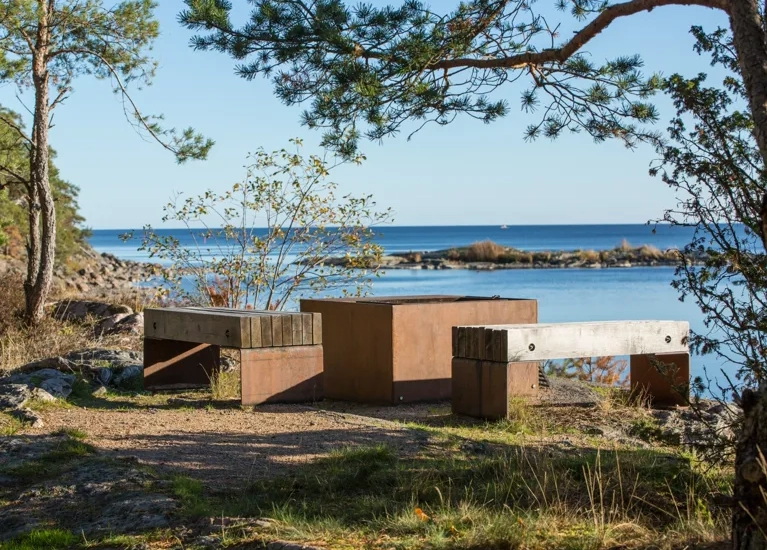 sittplatser med utsikt över Vänern 