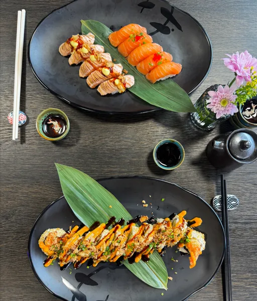 två tallrikar sushi