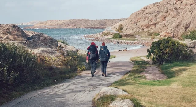 Kvinnor som vandrar Kuststigen genom Lysekil