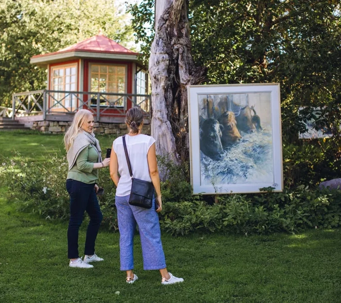 Två kvinnor tittar på konst hos Löfwings ateljé