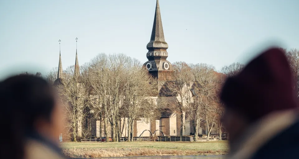 Två kvinnor utanför i Varnhems Klosterkyrka