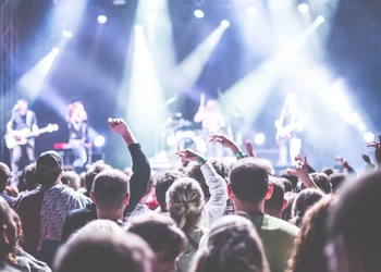 Publik som tittar på en konsert