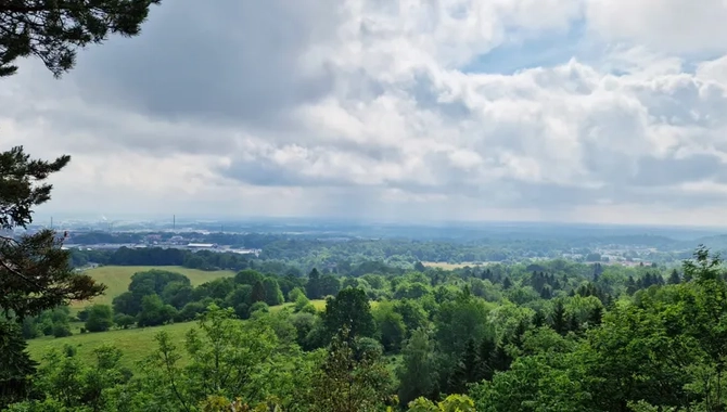 Dramatiskt utsikt med stora moln på himlen.