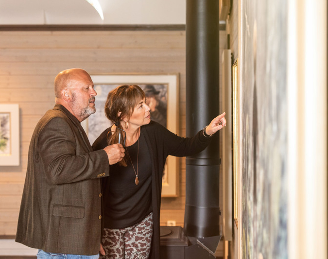 Man och kvinna som tittar på konst.