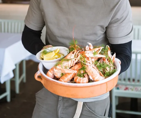 Färska kräftor på en tallrik.