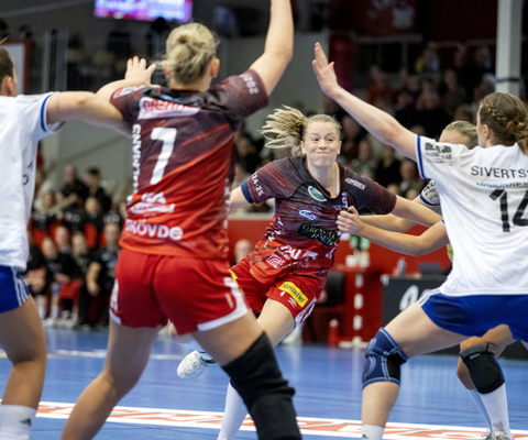 Tjejer som spelar handboll på elitnivå. 