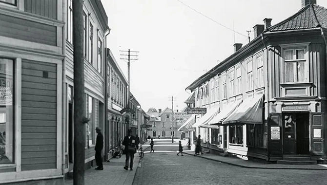 Gammalt foto på Marumsgatan mot Fisktorget (Hötorget) i Skara