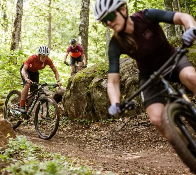 Grupp av människor som cyklar MTB på Billingen.