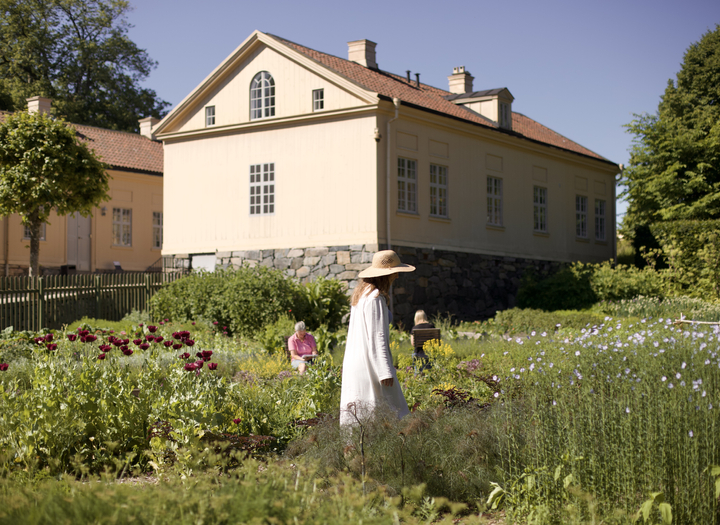 Måla Gunnebos blommor med konstnären Ida Gudmundsson