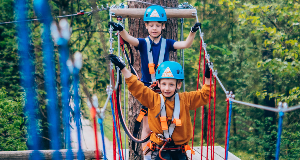 Några personer som åker på toppen av en zip-line.