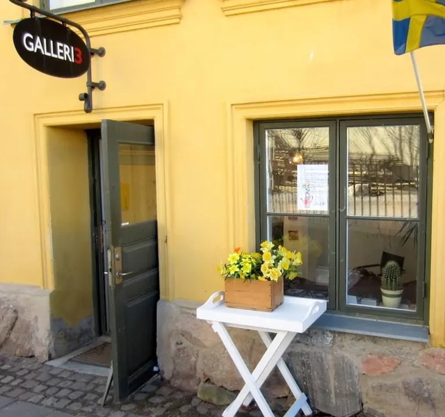 En gul byggnad med en blågul flagga.