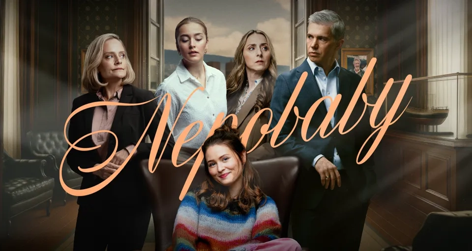 En grupp människor som står framför ett piano.