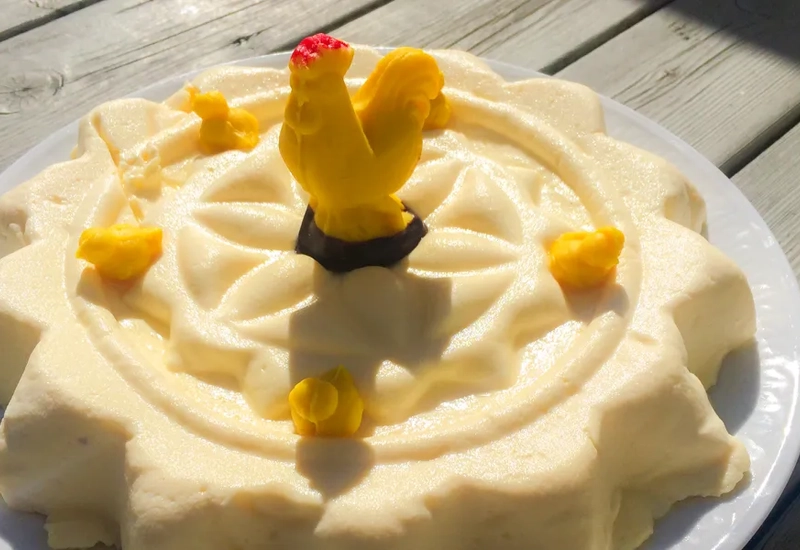 Ett vitt fat med äggost.