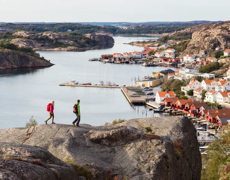 Ein paar Leute, die oben auf einer Klippe stehen.