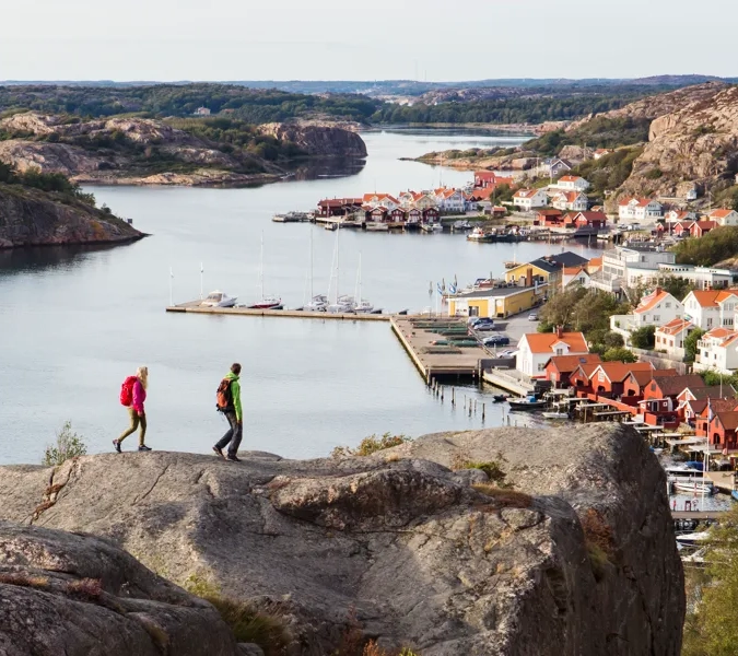 Ein paar Leute, die oben auf einer Klippe stehen.
