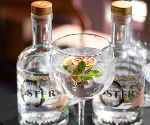 En närbild av ett vinglas på ett bord.