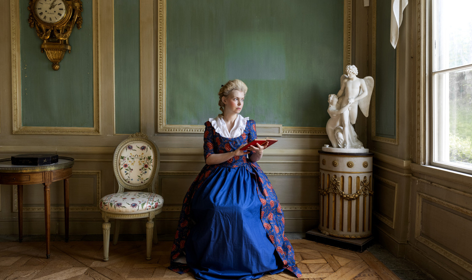 Kvinnlig guide i vackra 1800-talskläder på Gunnebo slott