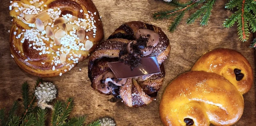 En skärbräda i trä med olika typer av bakverk på.