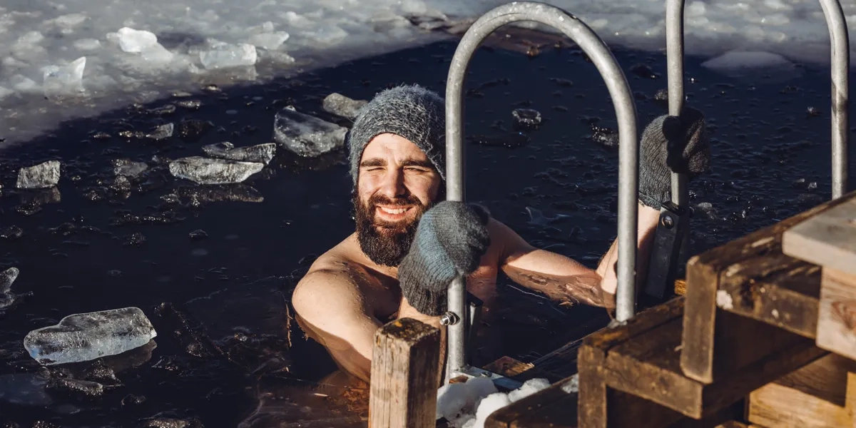 Man som kallbadar i en sjö i Dalsland.