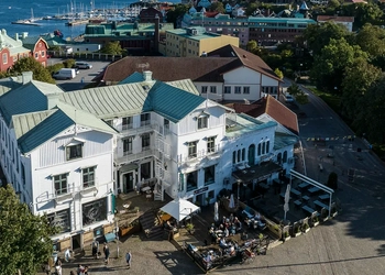Hotellbyggnad i utomhusmiljö.