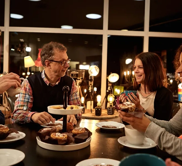 Vänner fikar i Alingsås