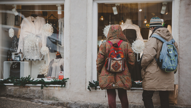 Julpyntat butiksfönster