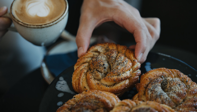 En hand plockar en kardemumma bulle.