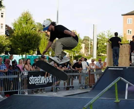 Person som utför ett hopp med skateboard
