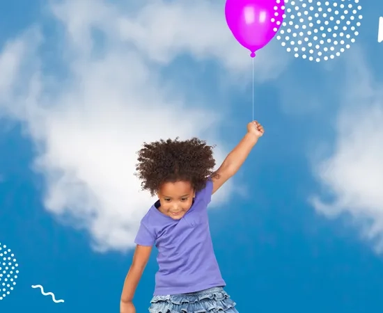Barn som håller i en ballong